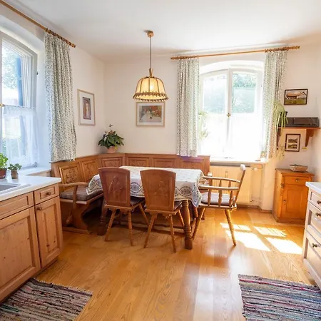 Landhauswohnung Mit Wildromantischem Garten 아파트