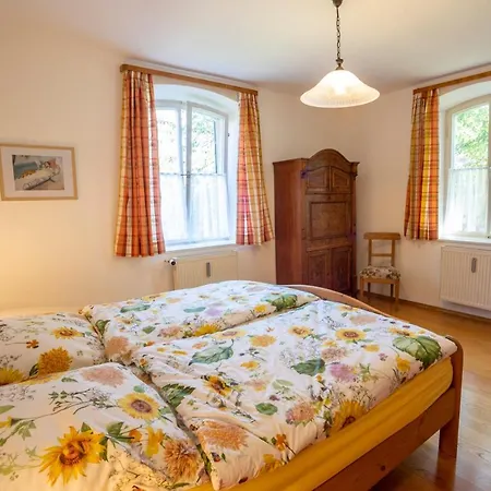 아파트 Landhauswohnung Mit Wildromantischem Garten *