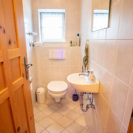 Landhauswohnung Mit Wildromantischem Garten