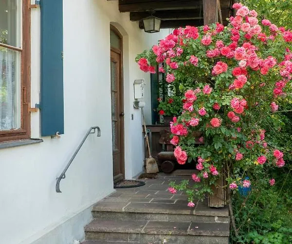 Landhauswohnung Mit Wildromantischem Garten