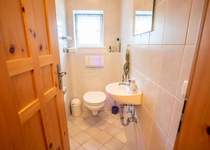 Landhauswohnung Mit Wildromantischem Garten