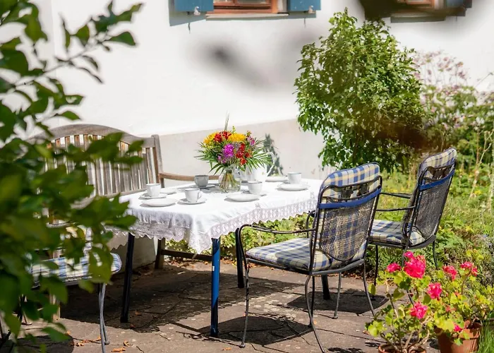 Landhauswohnung Mit Wildromantischem Garten *